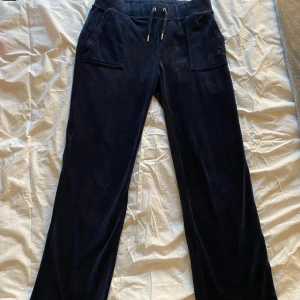 Juicy couture - Byxorna är i bra skick då dom bara är använda ett fåtal gånger, jag säljer dom då dom är för korta för mig, dom är lite knottriga på insidan av kanten där uppe (som man ser på sista bilden) men de är inget som syns och de går att ta bort.