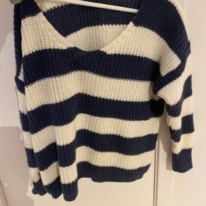 Blå and whites stripe sweater  - Boohoo sweater in white and blue size s/m in new condition only worn 3 times 