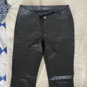 Läderbyxor miniflare - Ett par snygga läderbyxor som är alldeles för små för mig. Märke Rock n’ Blue i storlek 34. Midja 33 och innerbenslängd 82 (cm)