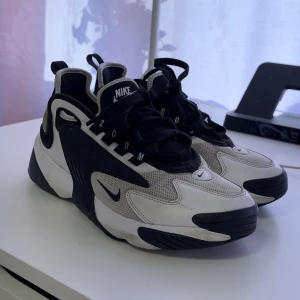 Nike Zoom 2K - Coola och unika men samtidigt väldigt lätt-stylade nike skor. Nypris ca 2500. Väldigt sparsamt använda, skulle säga att dom är något små i storleken 