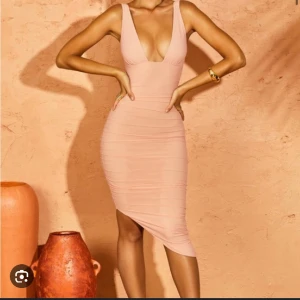 Oh Polly klänning  - En fin rosa klänning, strechig i materialet och helt oanvänd!!