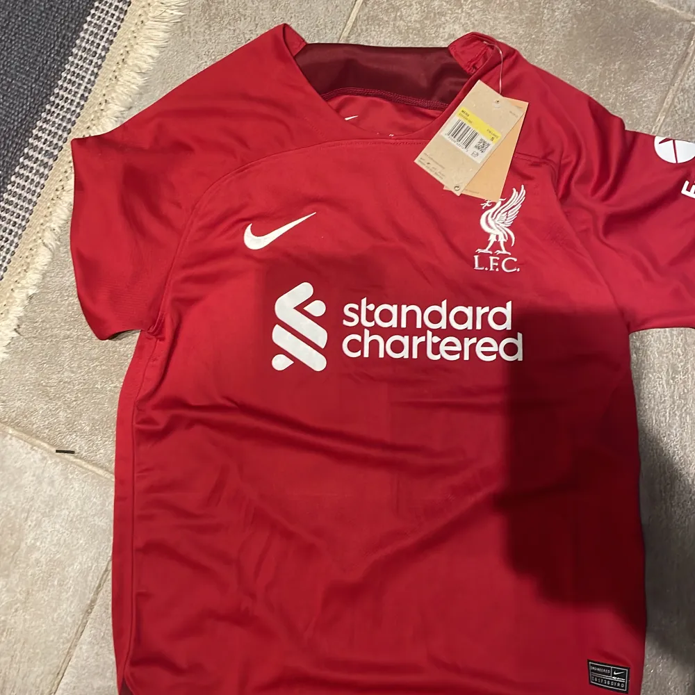 Liverpool tröja 22/23. Oanvänd (för liten) str: S. T-shirts.