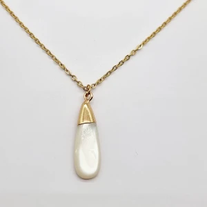 Handgjort halsband  - Material-rostfritt stål och pärlor Längd-44cm, hängsmycke-,5cm. 