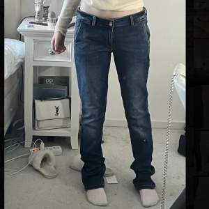 Low waist jeans från guess, kostade runt 1000kr💓lite stor just i midjan💗 jag är 167cm💓 pris kan diskuteras vid snabb affär