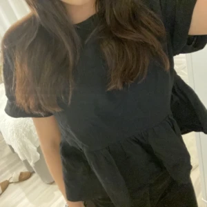 Topp - Jättefin topp med volanger längst ner, helt ny. Betalning sker via swish och köparen står för frakt 