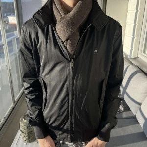 J.Lindeberg Jacka - Hej! Säljer nu denna sjukt snygga J.Lindeberg jacka i både storlek S samt M! Jackan passar perfekt till våren, men är tillräckligt bra fodrad så den även funkar utmärkt för en mild vinterdag! Hör av dig vid frågor eller funderingar!