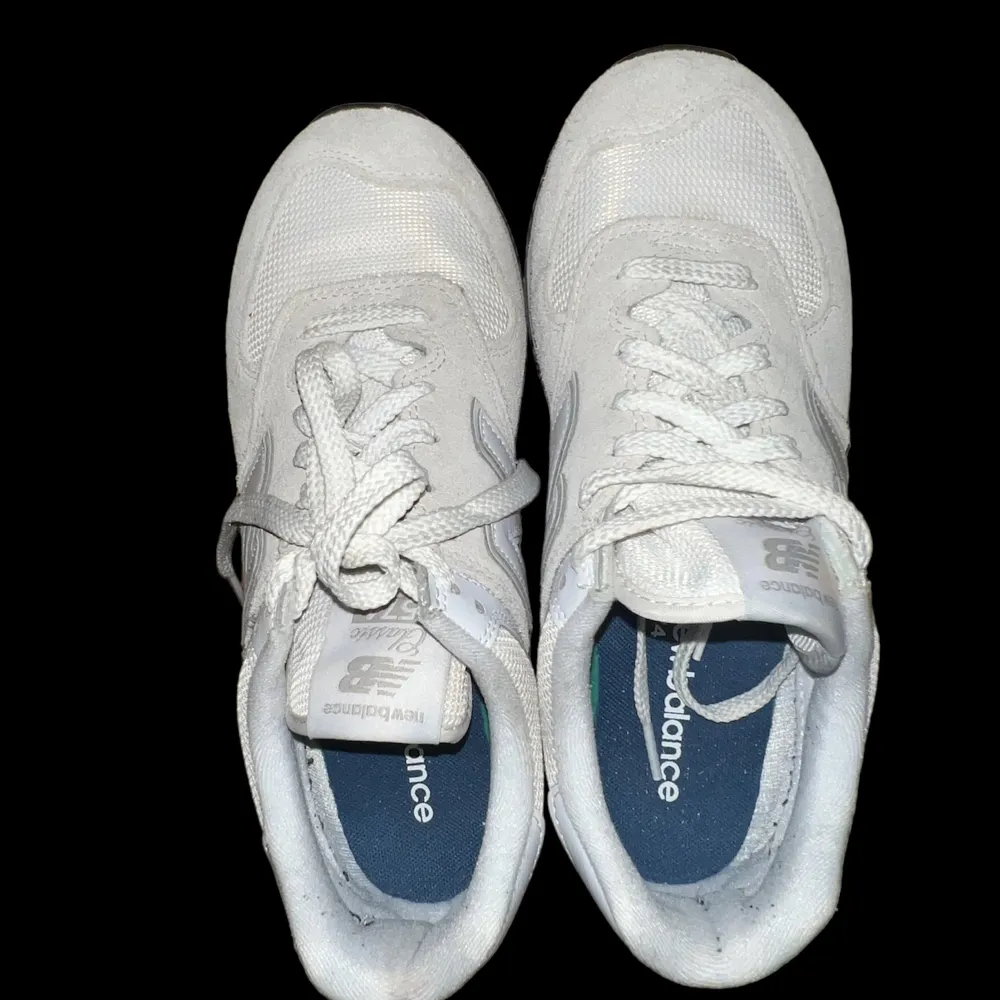 New balance sneakers i modellen vit/beiga ”574”. Storlek 40. Använda fåtal gånger och köpta för 1300.  Skriv vid eventuella frågor eller fler bilder❤️. Skor.