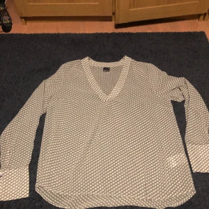 Sheer tröja - Mönstrad sheer tröja, passar till fest/uppklädda tillfällen, knappt använd, lätt och tunn, skönt material