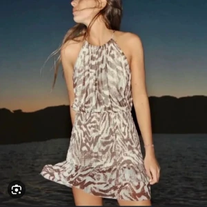 Klänning zara - Supersnygg klänning med zebramönster från Zara! Jag har bara använt den en gång, så den är i superfint skick. Storlek small. Den passar superbra till både lite festligare tillfällen, men också att ha som kjol! 🤍🤍