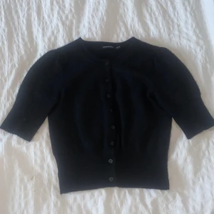 Bolero/kofta - En kortärmad kofta i 100% cashmere som är superfin och håller värme💞