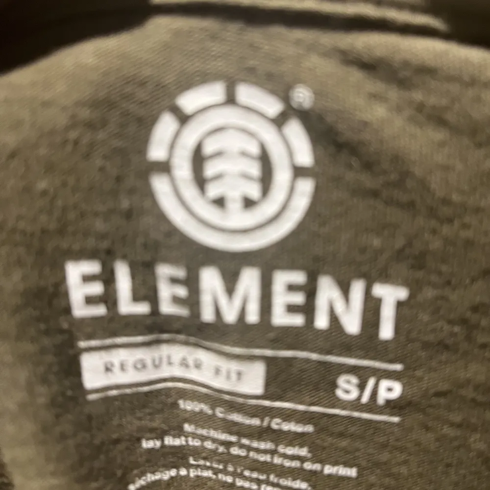 Superhärlig cool t-shirt från Element Vertical i 100% ekologisk bomull. Storlek Small. T-shirt med print. Tillverkad med: 100% Ekologiskt material Certifierad av: Global Organic Textile Standard (GOTS) Organic. T-shirts.