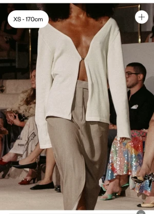 Djerf Avenue Getaway Open Top Cream - Getaway Open Top Cream från Djerf Avenue. Använd en gång. Stl 34 men kan bäras av mindre och större beroende på önskad passform. Säljs inte längre så passa på💕 Möts upp i Stockholm eller postar. Nypris: 1499