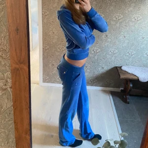 Juicy couture set! - Jag säljer mitt juicy set då den inte kommer till användning längre. Helt i nyskick och använder några gånger. Inget fel med settet. Det är xs i båda delarna. Jag är 165cm.❤️ Alla metall bitar osv är kvar, Nypris: Ca 2300kr. Kommer tvätta innan jag postar❤️
