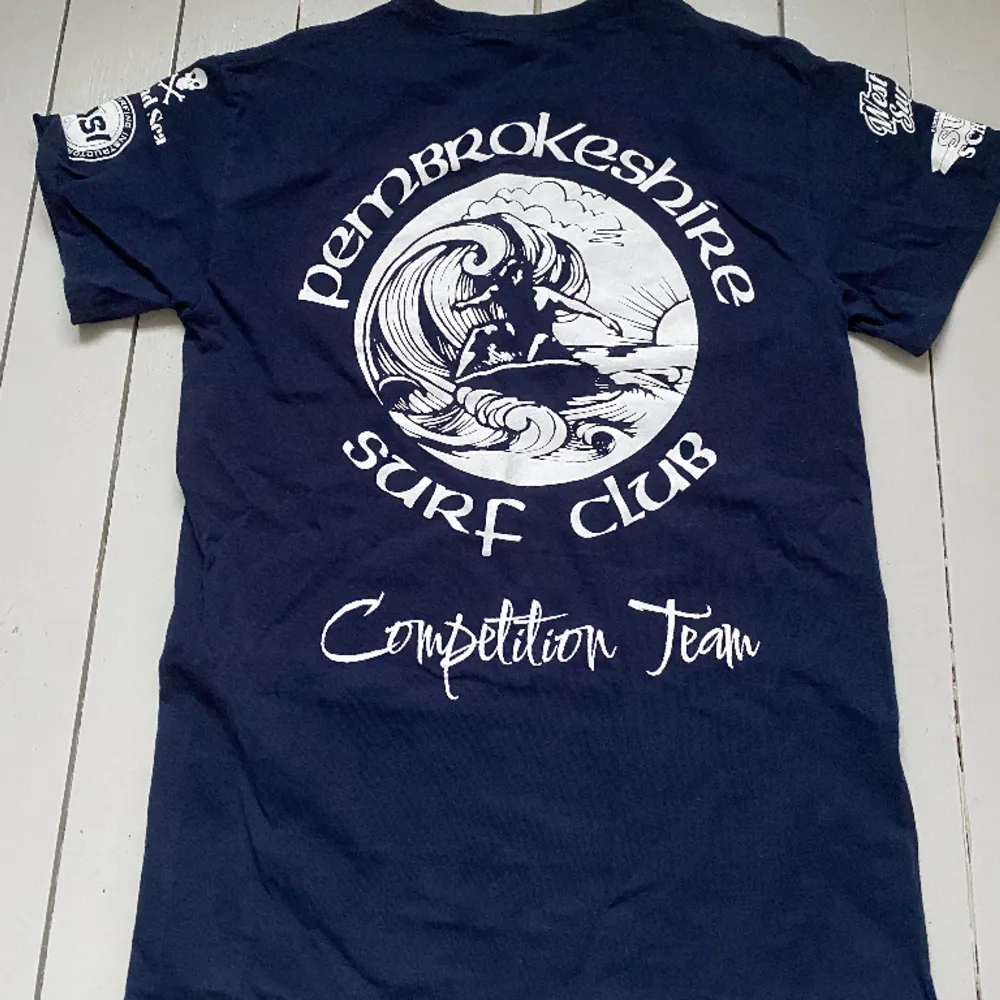 Mörk blå surf club T-shirt. Köpt i vintage affär i England för £22 men aldrig använd sen dess. Perfekt skick.. T-shirts.