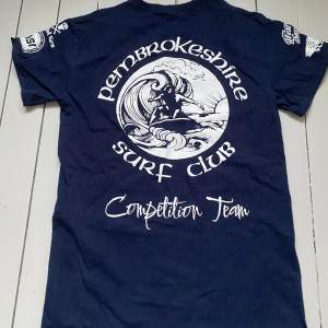 Mörk blå surf club T-shirt. Köpt i vintage affär i England för £22 men aldrig använd sen dess. Perfekt skick.