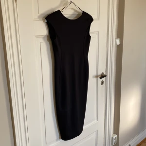 Klänning från Zara - Säljer denna snygga klänningen från Zara. Storlek M. I fint skick. 