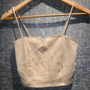 Beige linne - Ett jättecute croppat beige linne med en speciell urringning. I storlek S. Skriv privat för mer info och bilder