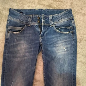 Pepe jeans - Säljer dessa pepe jeans då jag inte använder de, lite osäker på storleken men de passar mig som brukar ha w25 och w26. Kontakta mig för fler bilder!! Nypris runt 800, mitt pris 350!!