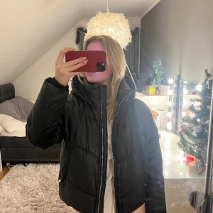 Jacka - säljer denna jacka från zara i skin imitation. Använd ett fåtal gånger och är i super skick. Storlek S.😁