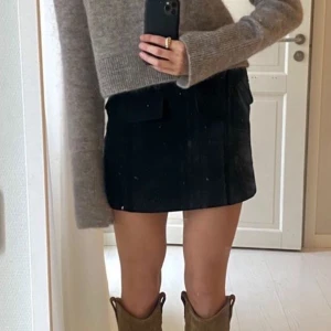 Svart minikjol - Från Gina Tricot, storlek 34!! Aldrig använd🤩🤩