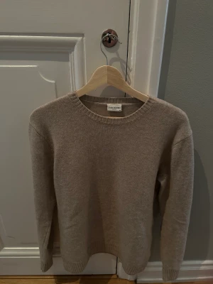 John Henric tröja - En riktigt snygg Kashmir/ull tröja från John Henric | storlek M: Väldigt bra kvalite och inte använd så mycket! Nypris: 1000kr Vårat pris: 450kr