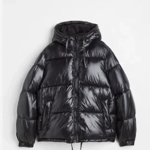 H&m jacka glansig - Säljer denna svarta glansiga jackan från h&m som är väldigt populär, säljer då jag har en annan vinterjacka 💓