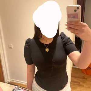 Tröja  - Jätte söt tröja från PIECES, typ bara testad säljer pga att den inte passar mig💕 