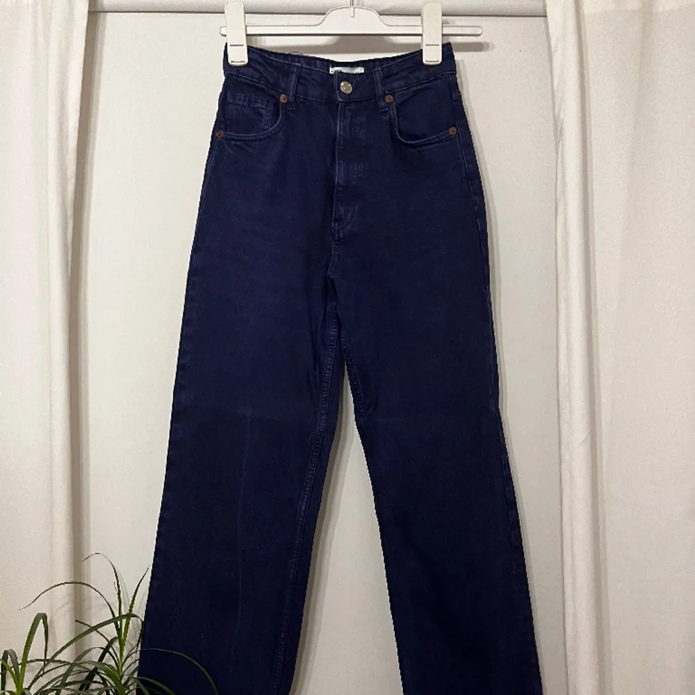 Nästintill oanvända jeans från Zara. Hög midja, vida ben.  Längd; 110cm Innersöm: 80cm. Jeans & Byxor.