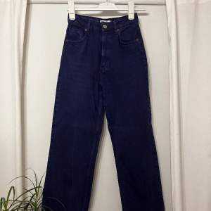 Nästintill oanvända jeans från Zara. Hög midja, vida ben.  Längd; 110cm Innersöm: 80cm