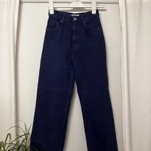 Vida blåa jeans - Nästintill oanvända jeans från Zara. Hög midja, vida ben.  Längd; 110cm Innersöm: 80cm