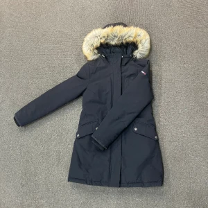 Vinterjacka Tommy Hilfiger - Använd sparsamt. Normal i storlek. Strl S. 