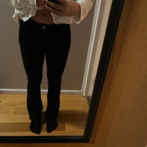 Svarta midwaist bootcut jeans - Svarta midwaist bootcut jeans som är använda ca 2 gånger. De är stretchiga och bekväma. Däremot har byxorna missfärgningar på båda benen som man ser på sista bilden.🫶🏽