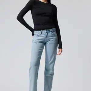 Säljer dessa snygga jeans från weekday. Det är modellen arrow Low straight Jeans i färgen summer blue och storlek W25 L30. (Jag är 159cm lång, ni ser på sista bilden hur länden är på mig)  Kontakta för frågor/fler bilder💓590kr orginal å säljs för 200kr