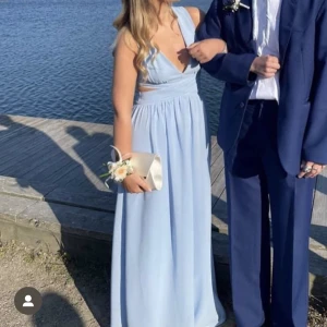 Balklänning - Säljer min fina balklänning från nelly i stö 36