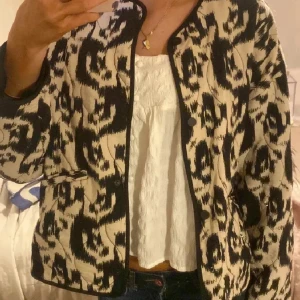 Jacka zara - Jätte fin jacka från zara! Aldrig andvänd så skicket är precis som nytt! Varm o skön! Pris går alltid att diskutera!💞