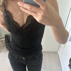 Spets topp - Säljer detta oanvända spetslinnet, enbart bortklippt lapp. Passar xs-m⭐️ Skriv vid frågor!