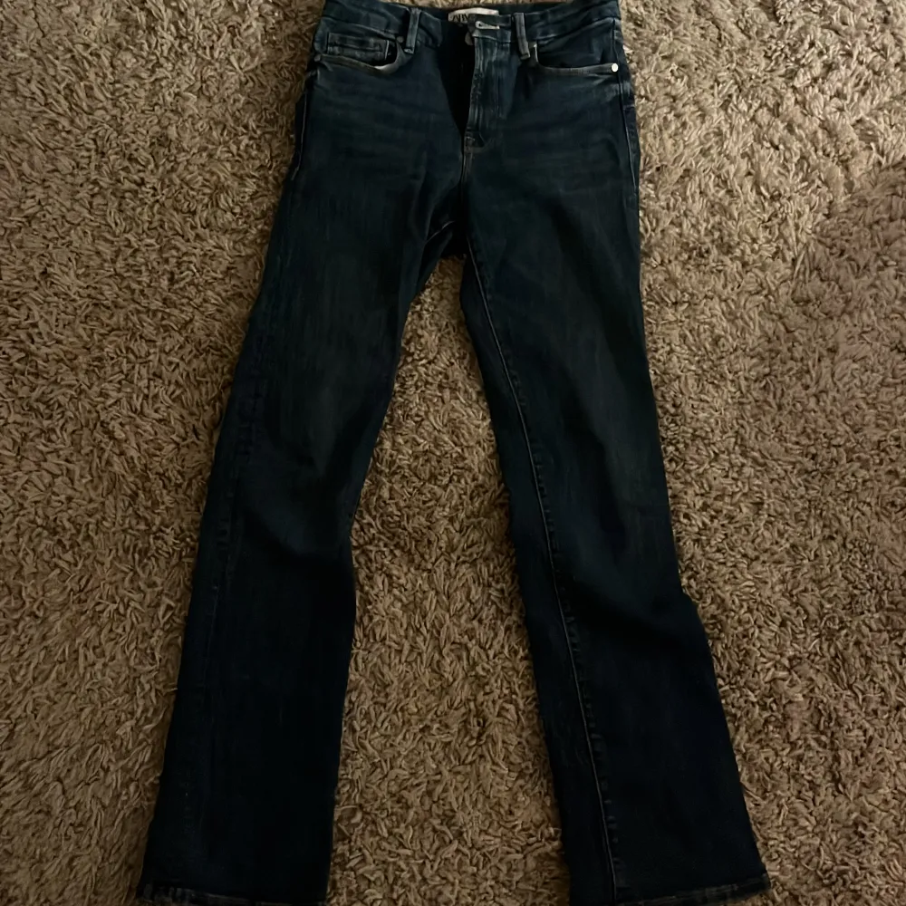 Snygga blir cut jeans från zara, säljer för de inte passar, använda då gånger!. Jeans & Byxor.