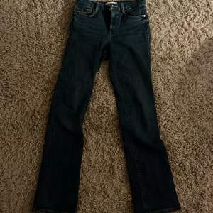 Snygga blir cut jeans från zara, säljer för de inte passar, använda då gånger!