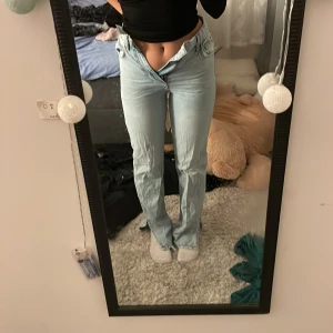 blåa bikbok jeans med slits - superrfina ljusblåa jeans med slits från bikbok, tyvärr fel storlek för mig. helt oanvända, köpta för 299kr