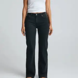 Jeans från Bikbok i modellen low straight! Nypris 699kr💞