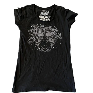 Cool tröja med dödskallar och strass - T shirt med dödskallar och strass på! Så fina detaljer och i bra skick<3 sitter som M/L