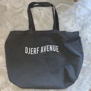 Djerf avenue totebag  - Mörkgrå Tote från Djerf avenue! Köptes i våras och kommer inte till användning. 