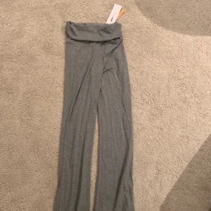 Low waist leggings - De trendiga leggingsen från gina, helt nya och oanvända. Säljer pga köpte i förliten storlek.