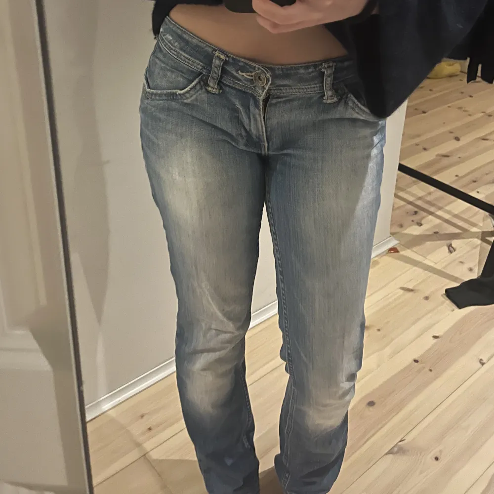 Hejj! Säljer nu mina lågmidjade och utsvängda Tommy hilfiger jeans. Bara att komma privat för frågor. Köparen står för frakten!💗. Farkut & Housut.