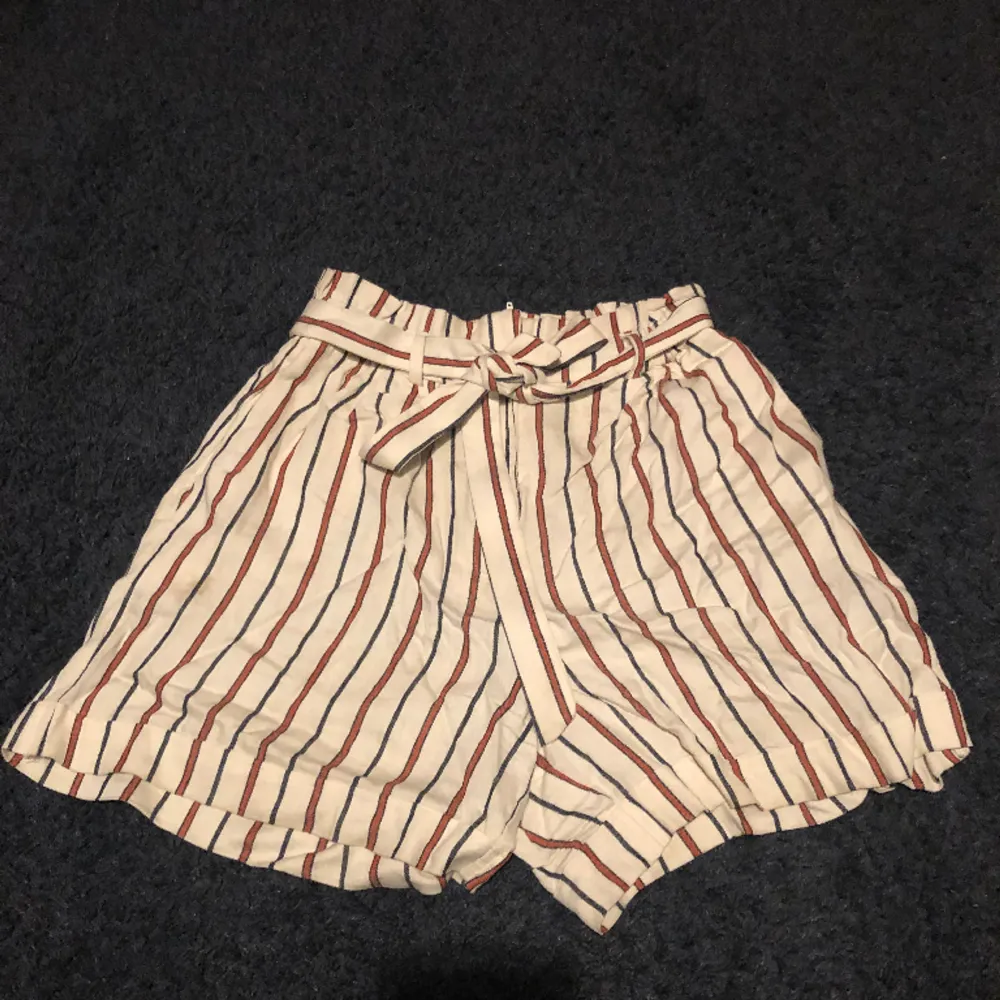 Randiga shorts med knytt skärp, knappt använda, luftiga och bra för sommaren;). Shorts.