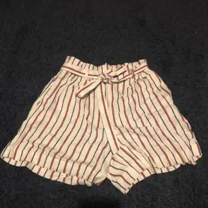 Randiga shorts med knytt skärp, knappt använda, luftiga och bra för sommaren;)