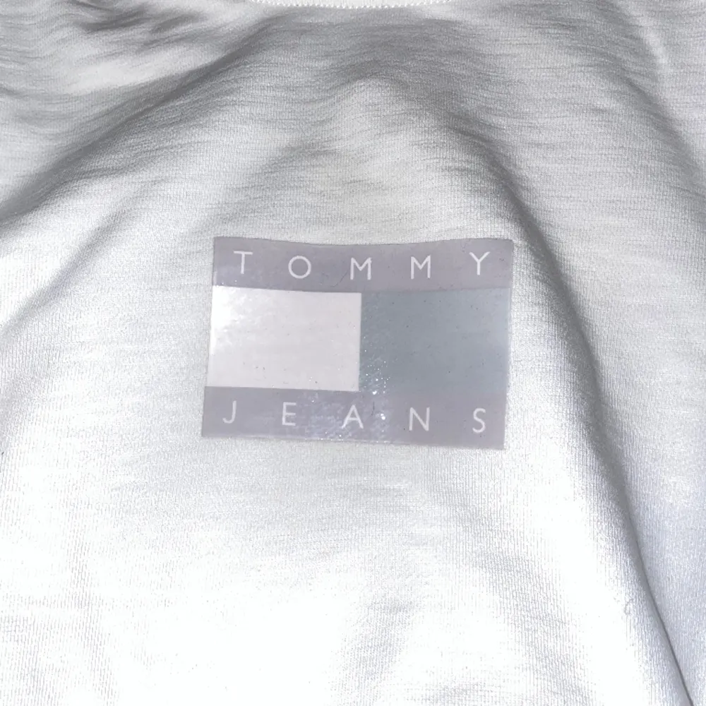 Vit Tommy Hilfiger hoodie använd 3-4 gånger. Storlek M!!!. Tröjor & Koftor.