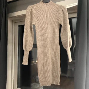 Klänning  - Säljer min klänning ifrån only! Super fin nu inför jul och nyårs firande!🥰 ny pris 499 säljer för 200!💓