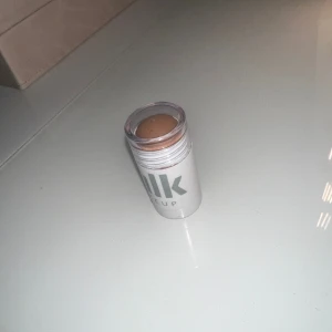 Milk stick - Milk stick i färgen baked! Endast testad en gång, o märkte att min hud blev ganska känslig av den därav säljer jag❤️