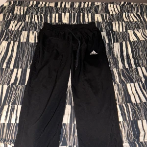 Adidas träningsbyxor - Adidas byxor nypris 550kr Billigare vid snabbköp